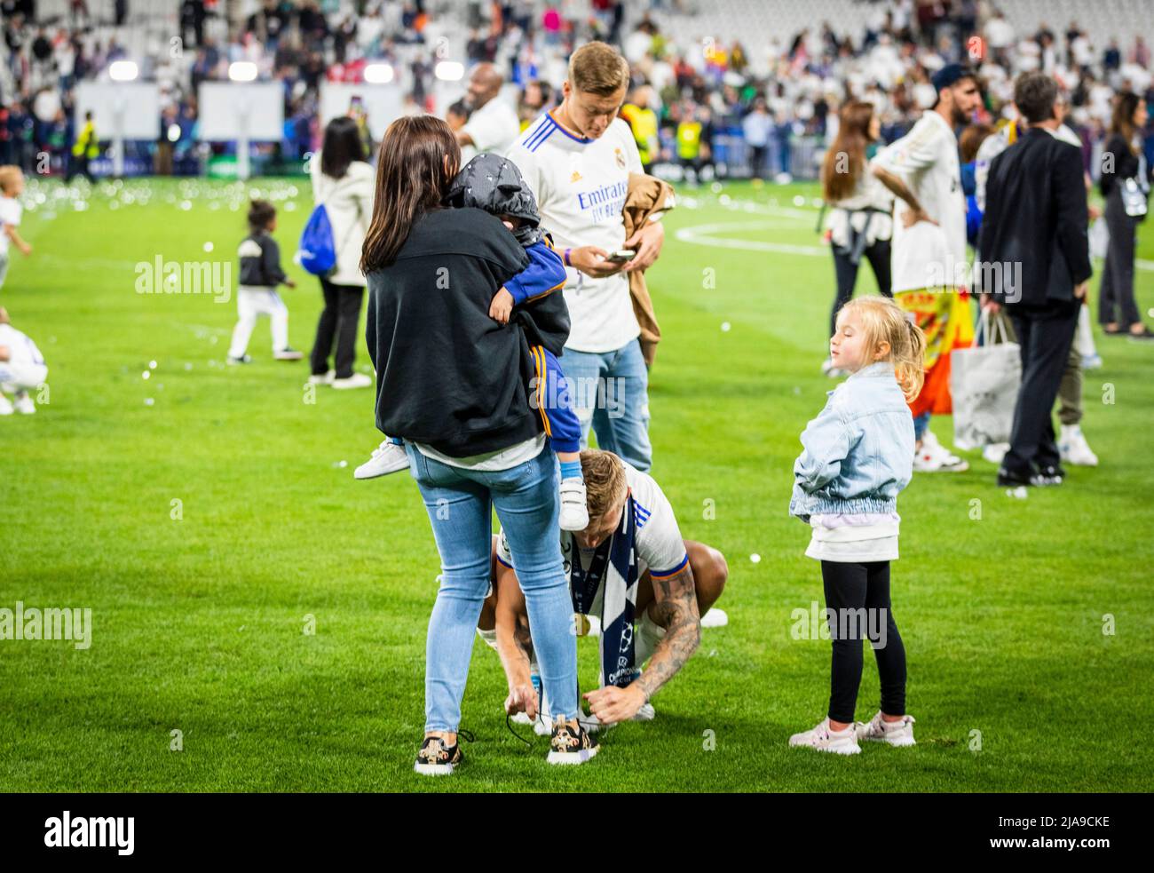 Toni Kroos (Real) bindet seiner Frau Jessica den Schuh zu FC Liverpool - Real Madrid  Paris, Champions League, Finale, 28.05.2022, Fussball;  Saison 2 Stock Photo