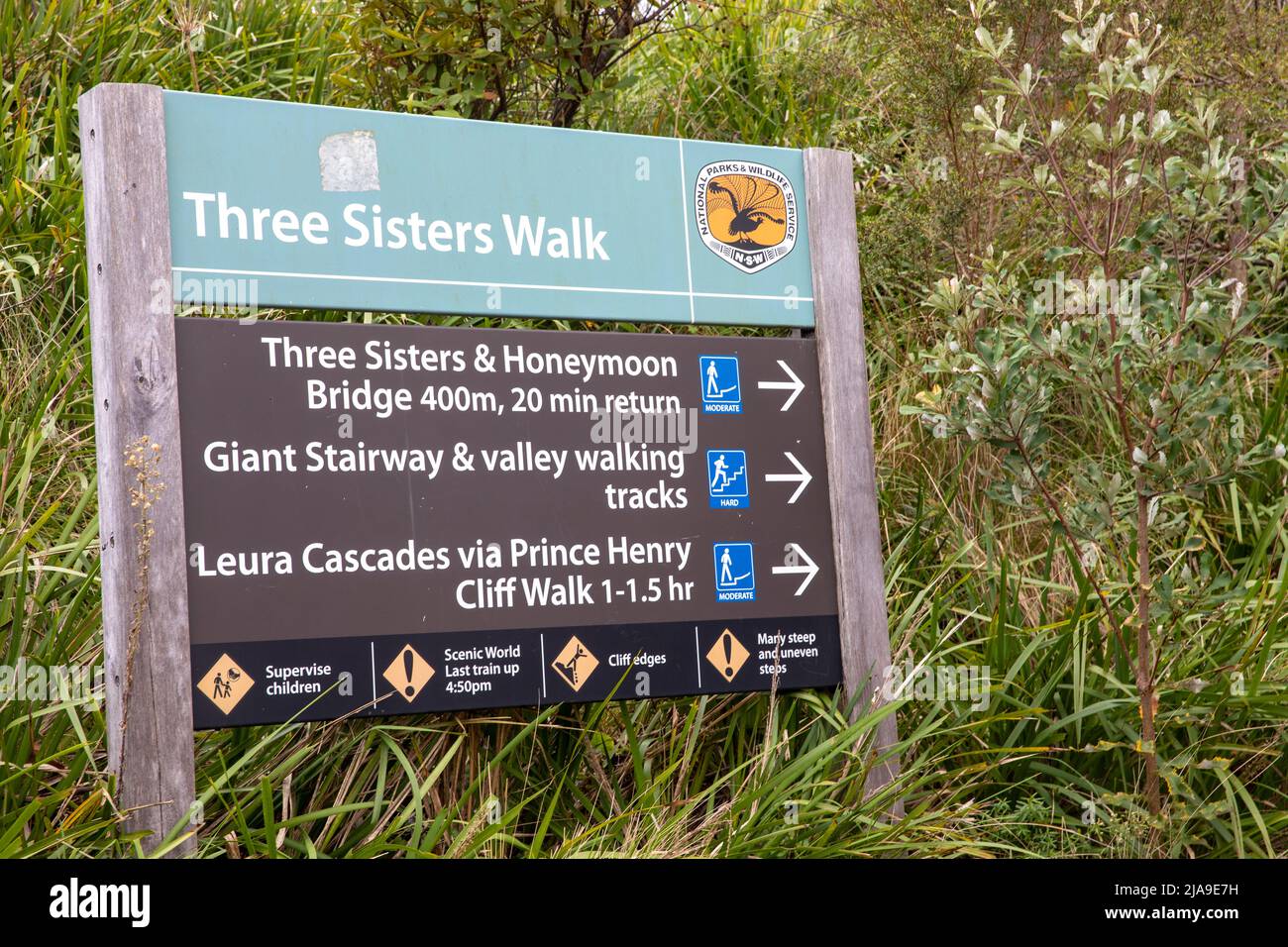 Three Sisters Walk and signboard in the Blue Mountains national park,NSW,Australia directions to lea cascades and giant stairway Stock Photo