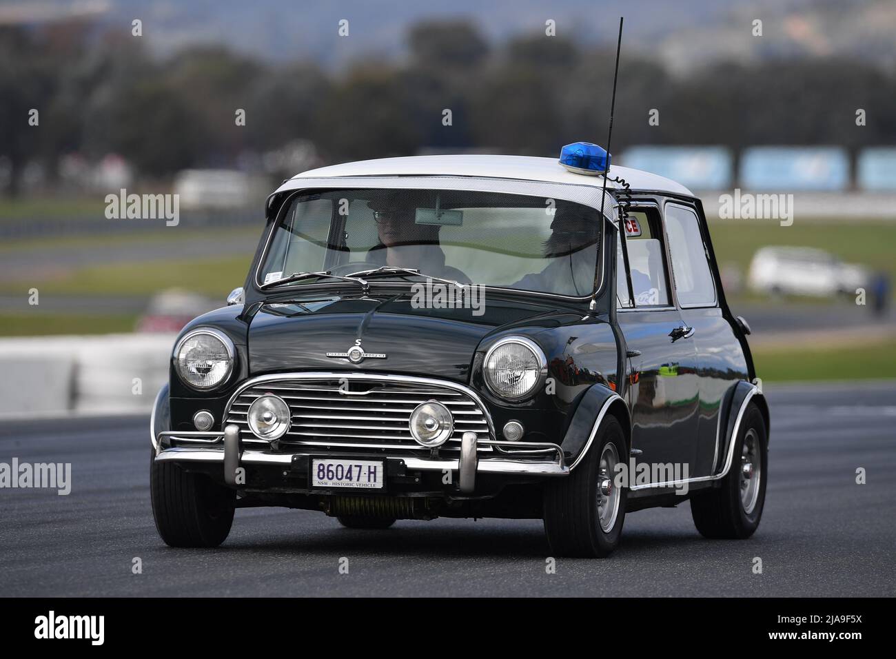 Morris Mini Cooper 1961-67 POLICE ローバーミニ Amazon.com: 1961-1967 Morris Mini Cooper RHD (Right Hand