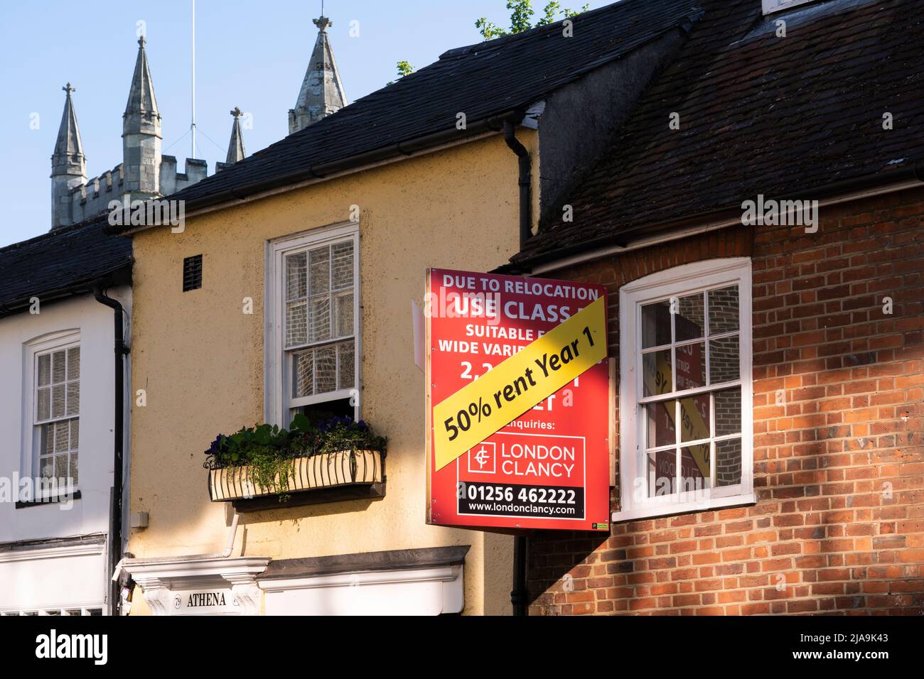 A shop lies empty with a large sign advertising it is available for rent, and with a big discount to attract tenants. Basingstoke town centre, England Stock Photo