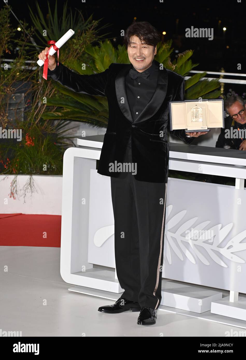 Cannes, France. 28th May, 2022. CANNES, FRANCE. May 17, 2022: Song Kang-Ho at the photocall for Palme d'Or Awards at the 75th Festival de Cannes. Picture Credit: Paul Smith/Alamy Live News Stock Photo