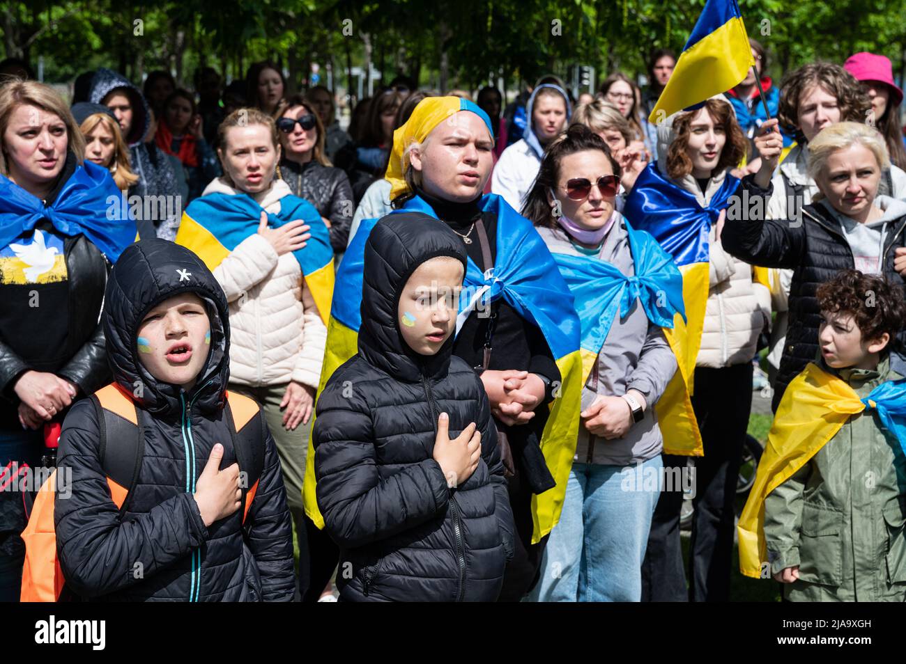 украинцы бегут. беженцы в германии 2022. беженки из украины в германии. беженцы в британии. украинцы протестуют в европе.