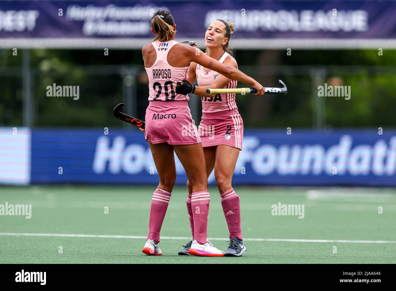 ondersteboven Normaal gesproken middelen MALDEN, NETHERLANDS - MAY 29: Sofia Toccalino of Argentina, Valentina  Raposo of Argentina during the FIH Hockey Pro League match between  Netherlands and Argentina at Sportcomplex de Kluis on May 29, 2022