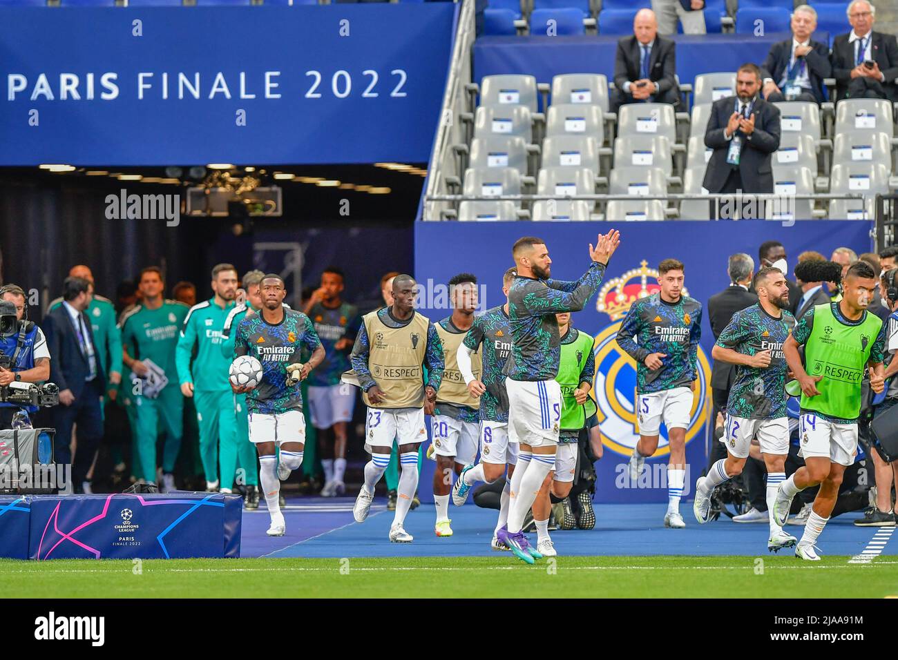 Paris, France. 28th, May 2022. The players of Real Madrid enter the pitch for the warm up before the UEFA Champions League final between Liverpool and Real Madrid at the Stade de France in Paris. (Photo credit: Gonzales Photo - Tommaso Fimiano). Stock Photo