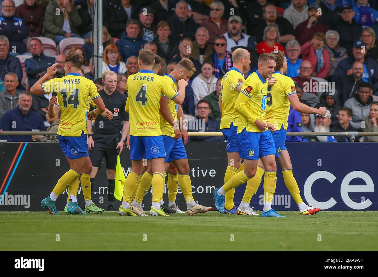 Solihull Moors players celebrates Callum Howe #5 of Solihull Moors goal ...