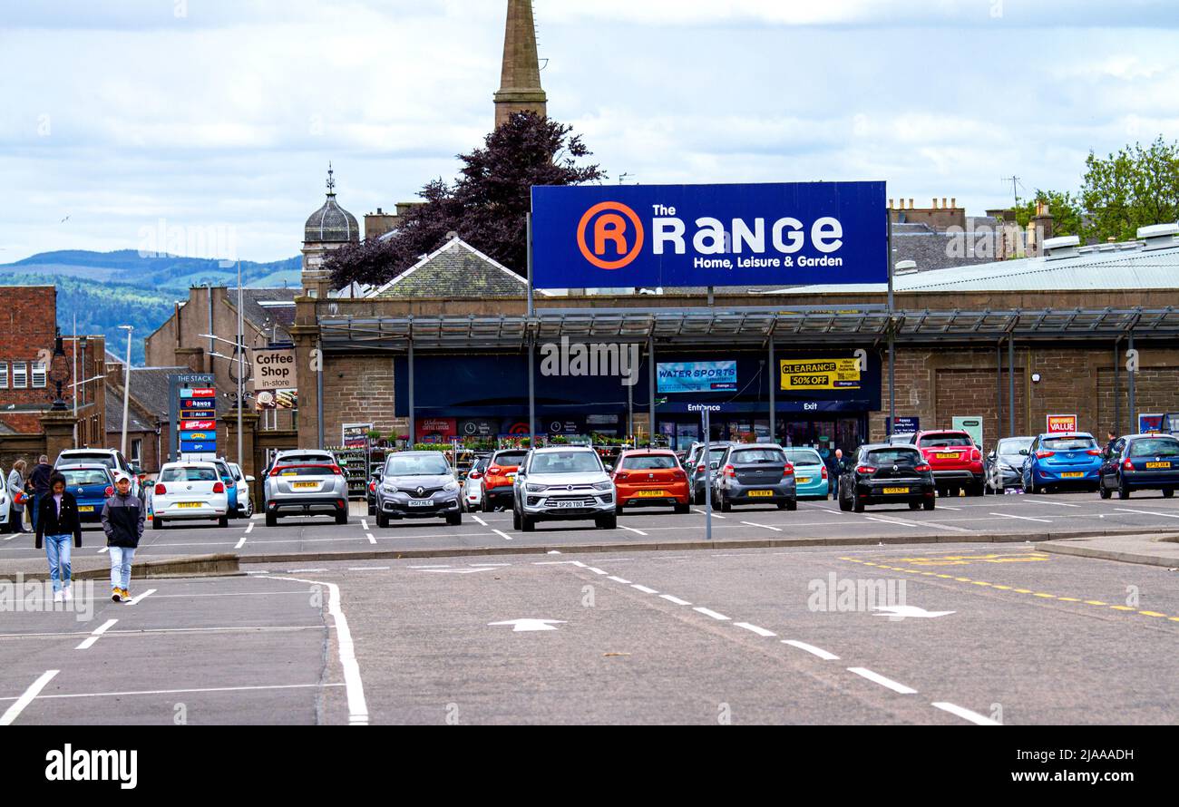 Dundee, Tayside, Scotland, UK. 29th May, 2022. UK News: On a cool Sunday afternoon, a few local shoppers at the Home Bargains, Aldi, The Range, and Smyths Toys retail stores at the Lochee Stack Leisure Park in Dundee are out for the day shopping and spending wisely due to the high cost of living. The cost of living crisis is currently affecting almost every aspect of life. Inflation is at 9 percent, its highest level since 1982, which means that prices for everyday items are skyrocketing, with shoppers potentially paying an extra £271 this year. Credit: Dundee Photographics/Alamy Live News Stock Photo