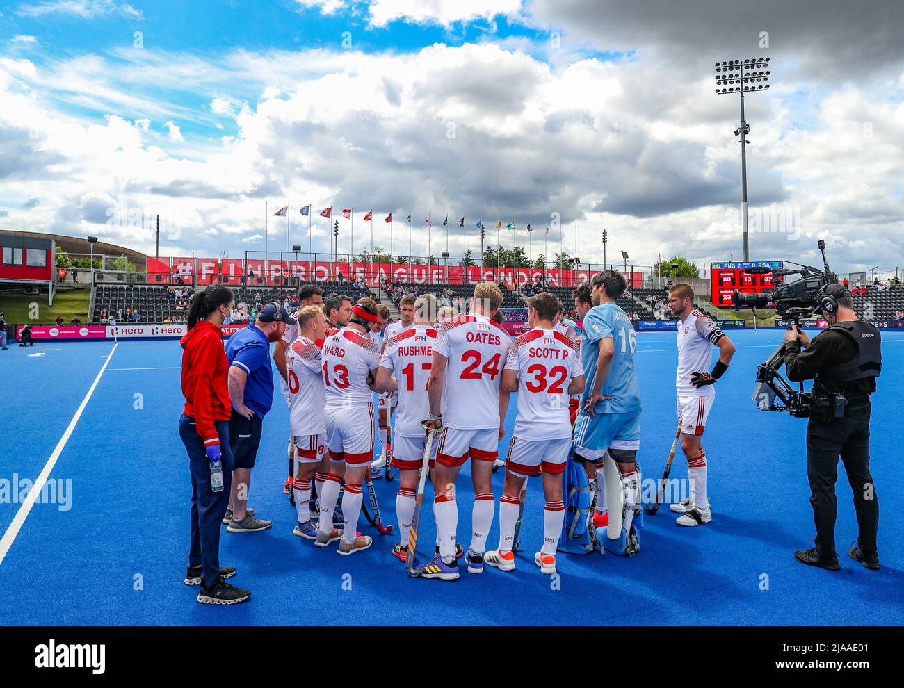 England huddle after the first quater during the FIH Hockey Pro League match at Lee Valley, London. Picture date: Sunday May 29, 2022. See PA story HOCKEY England. Photo credit should read: Bradley Collyer/PA Wire. RESTRICTIONS: Use subject to restrictions. Editorial use only, no commercial use without prior consent from rights holder. Stock Photo