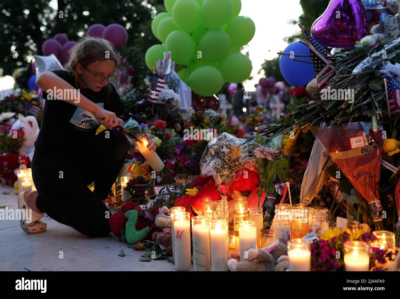 Uvalde, USA. 28th May, 2022. A woman mourns for victims of a school mass shooting at Town Square in Uvalde, Texas, the United States, May 28, 2022. At least 19 children and two adults were killed in a shooting at Robb Elementary School in the town of Uvalde, Texas, on Tuesday. Credit: Wu Xiaoling/Xinhua/Alamy Live News Stock Photo