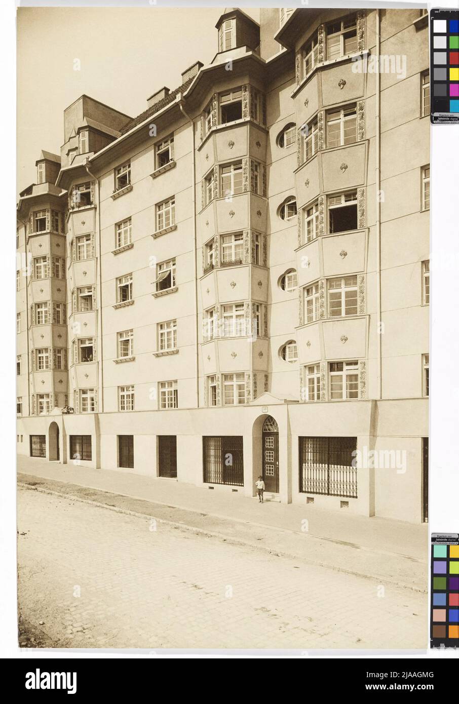5th, Fendigasse 38-42 - Metzleinstaler Hof - side view. Carl (Karl) Zapletal (1876-1941), photographer Stock Photo