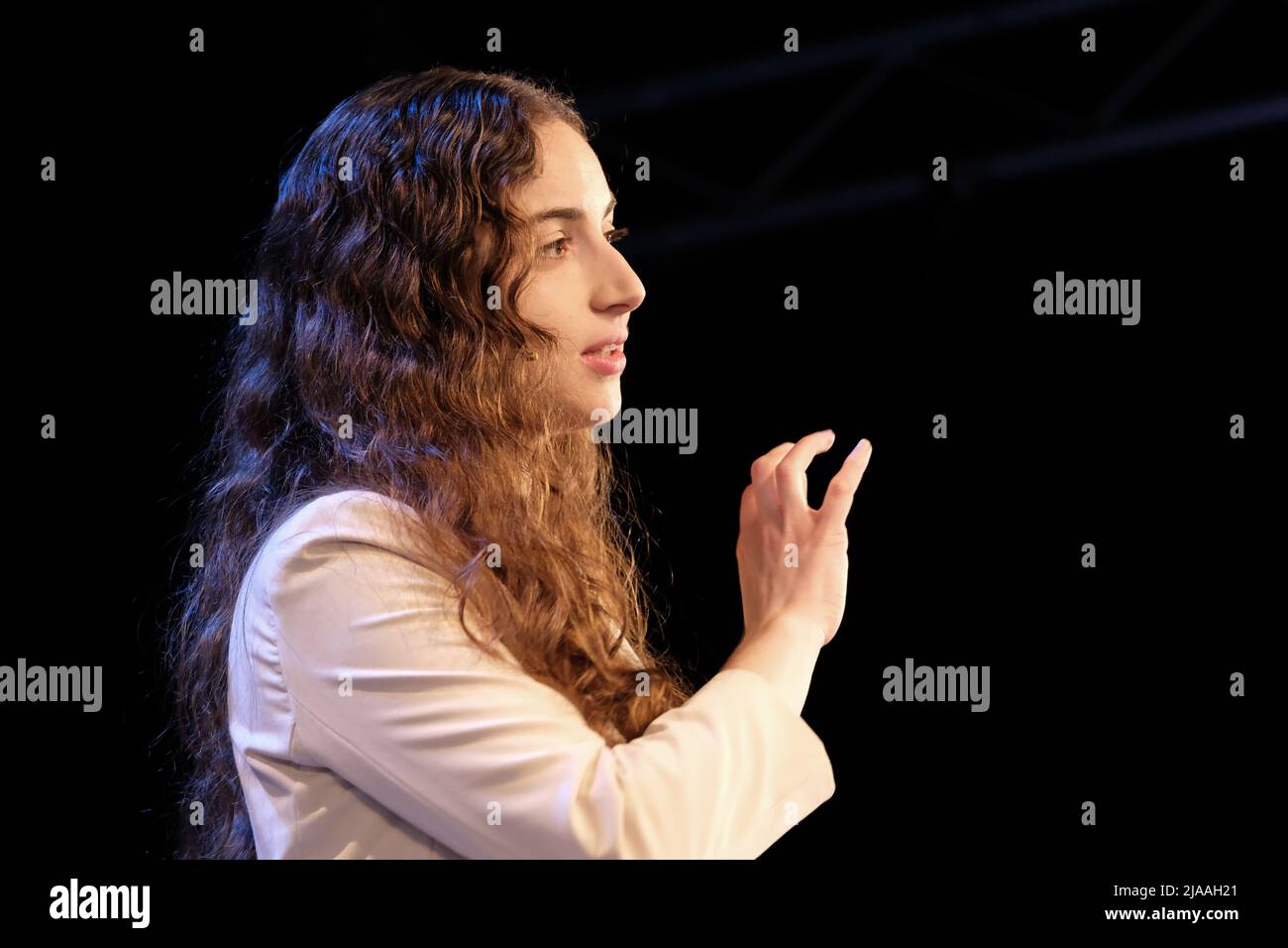 Hay Festival, Hay on Wye, Wales, UK – Sunday 29th May 2022 – Dr Leor Zmigrod talks about The Science of Radicalisation during the Hay Festival – Photo Steven May / Alamy Live News Stock Photo