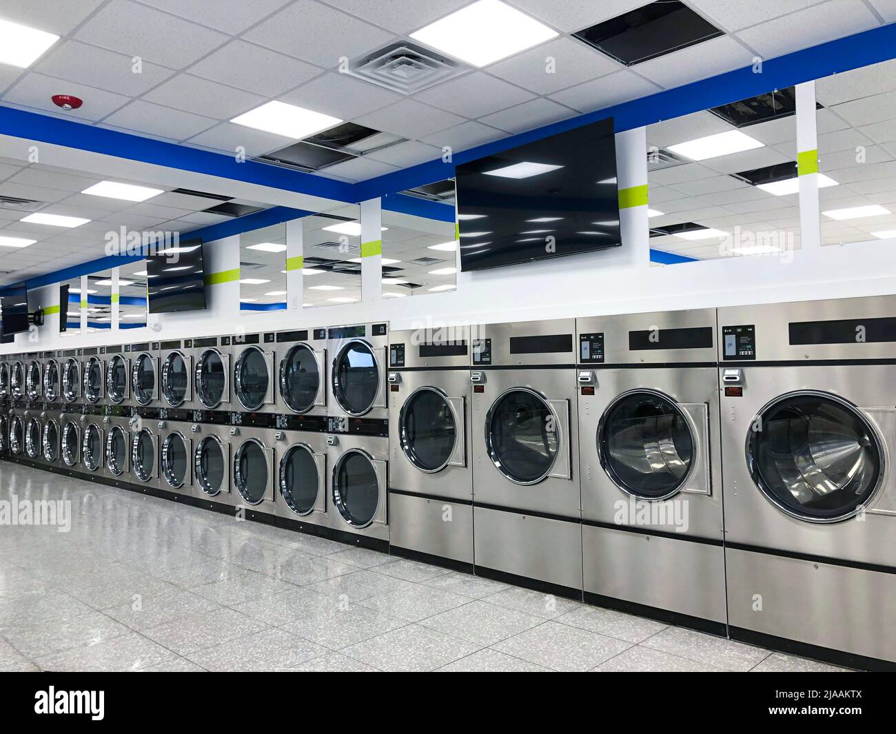 Self service automatic laundry, laundromat Stock Photo Alamy