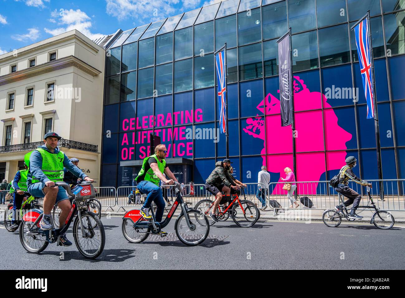 London, UK. 29th May, 2022. Passing the tribute to the Queen on her