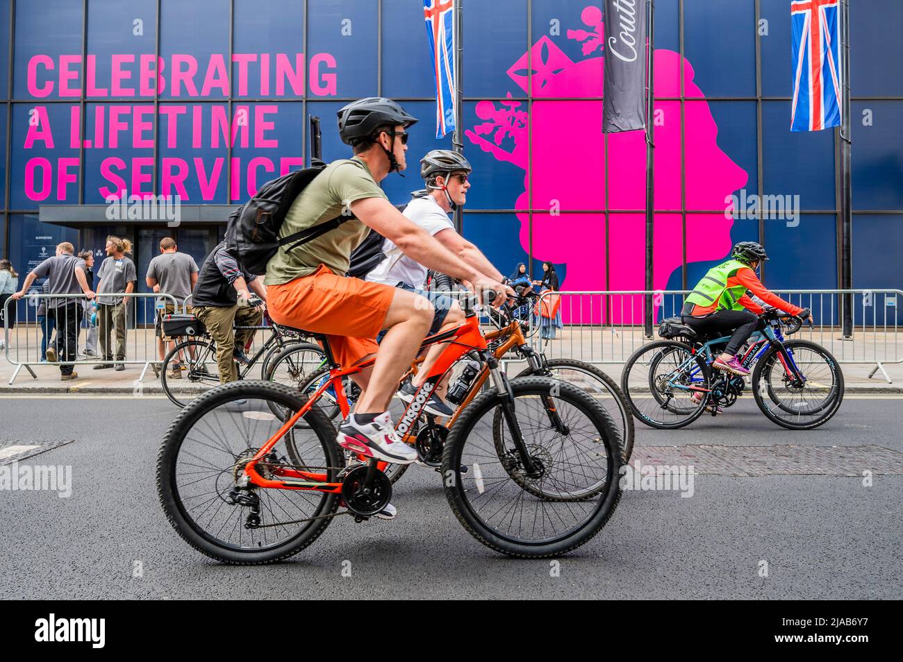 London, UK. 29th May, 2022. Passint the tribute to the Queen on her