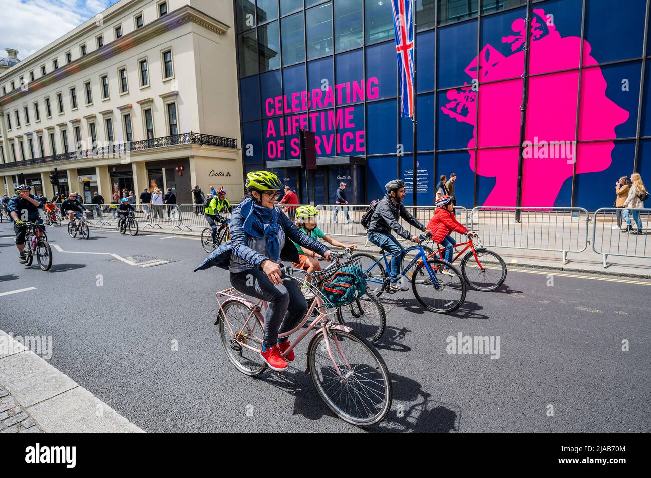 London, UK. 29th May, 2022. Passing the tribute to the Queen on her