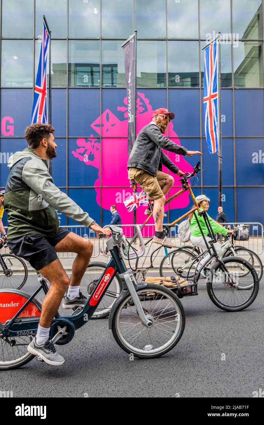 London, UK. 29th May, 2022. Passint the tribute to the Queen on her