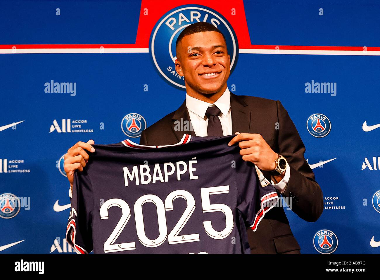 Kylian Mbappé pose deux conditions pour accepter l'offre du PSG