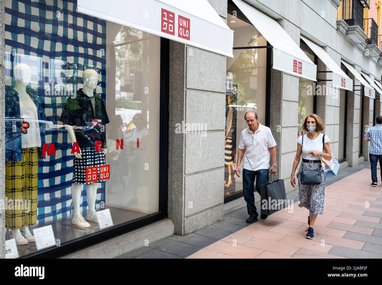 Uniqlo barcelona. Испанские бутики одежды. Bullet time uniqlo. Uniqlo hong kong. Uniqlo new york.