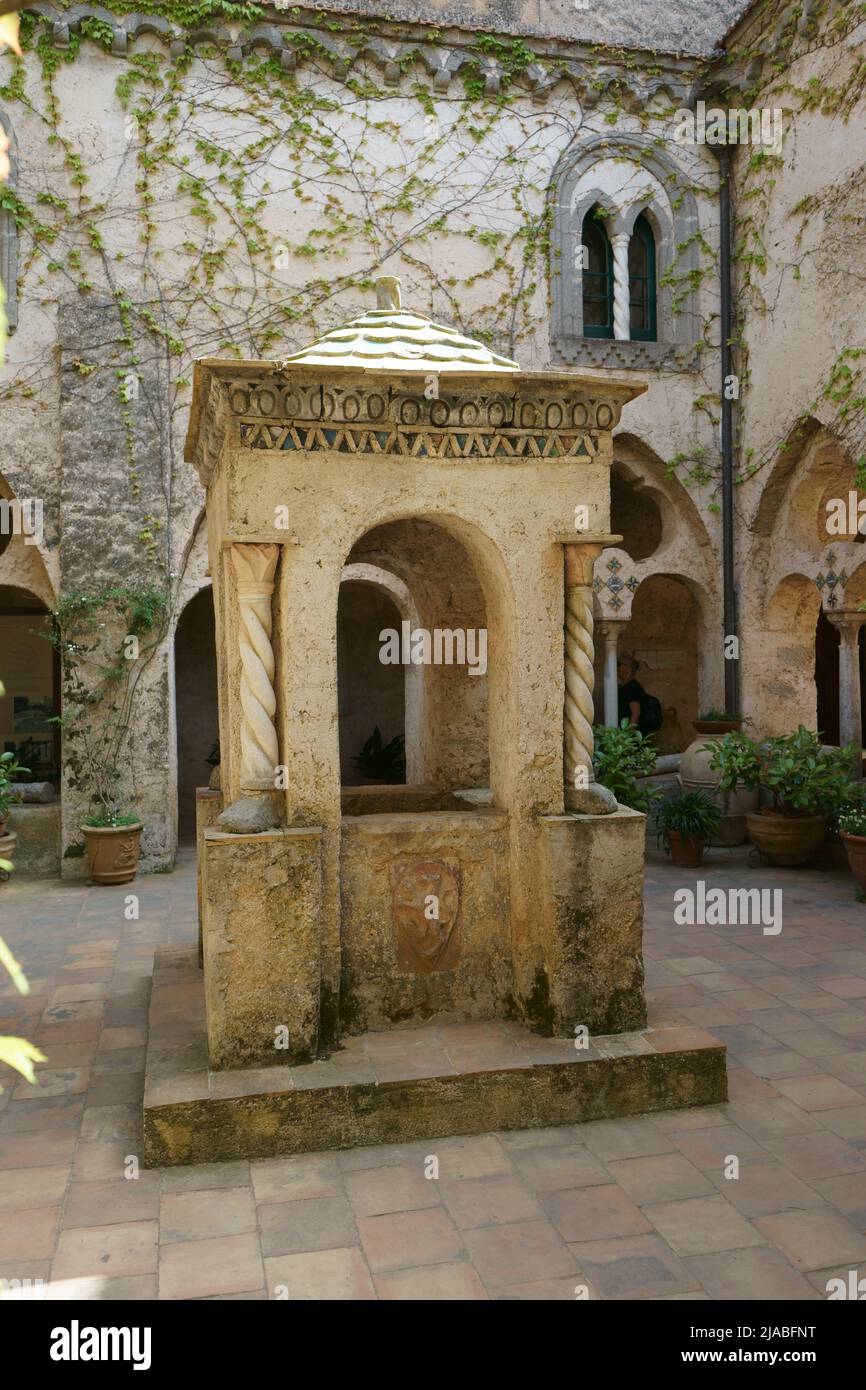 Villa Cimbrone is a historic building in Ravello, on the Amalfi coast of southern Italy. - the cloister Stock Photo