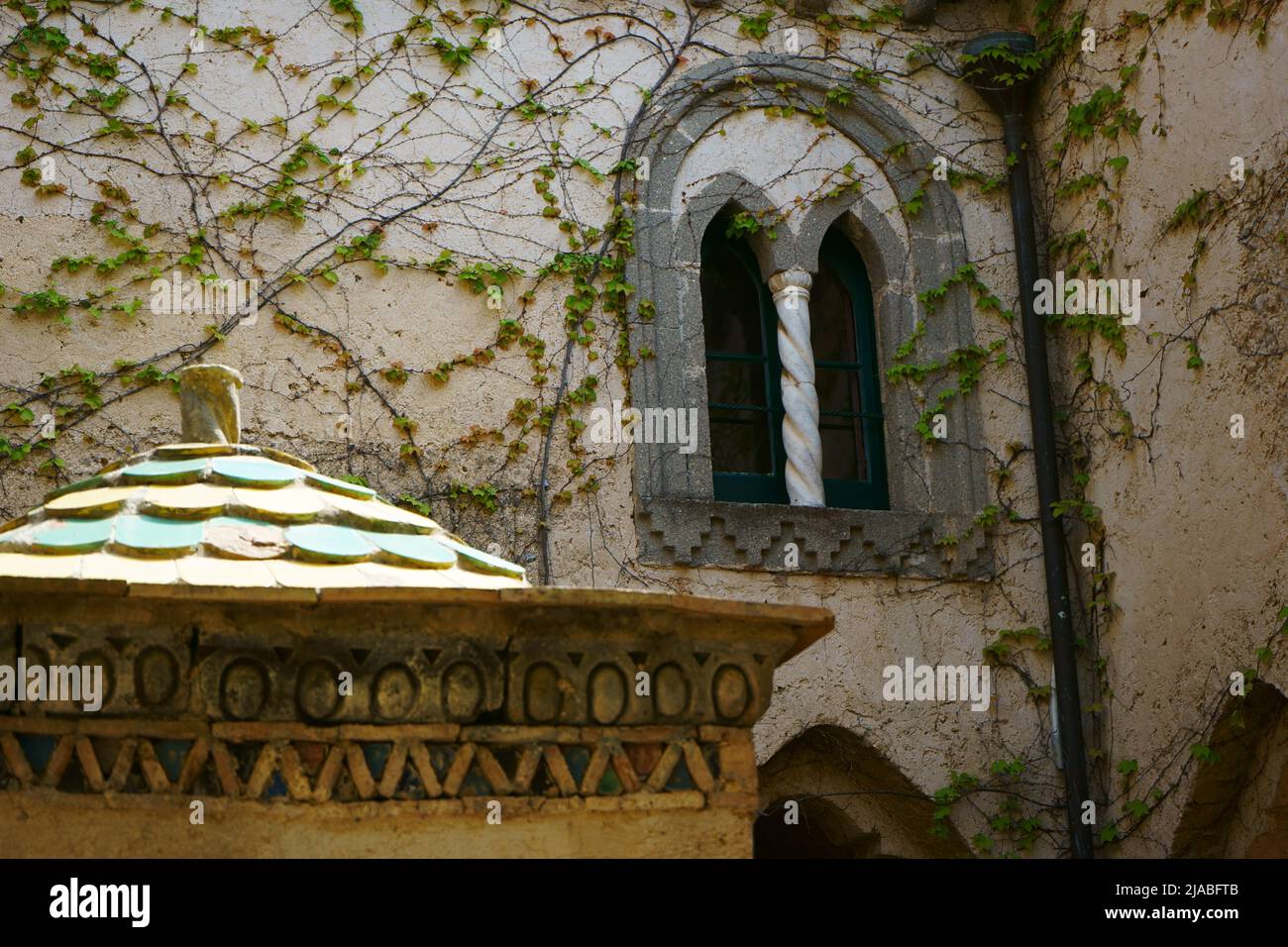 Villa Cimbrone is a historic building in Ravello, on the Amalfi coast of southern Italy. - the cloister Stock Photo