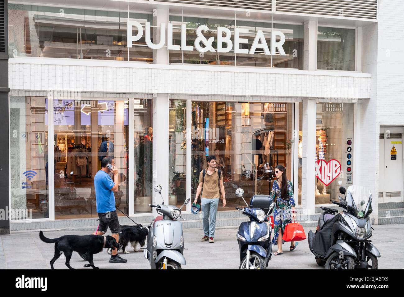 Pull & bear hi-res stock photography and images - Page 2 - Alamy