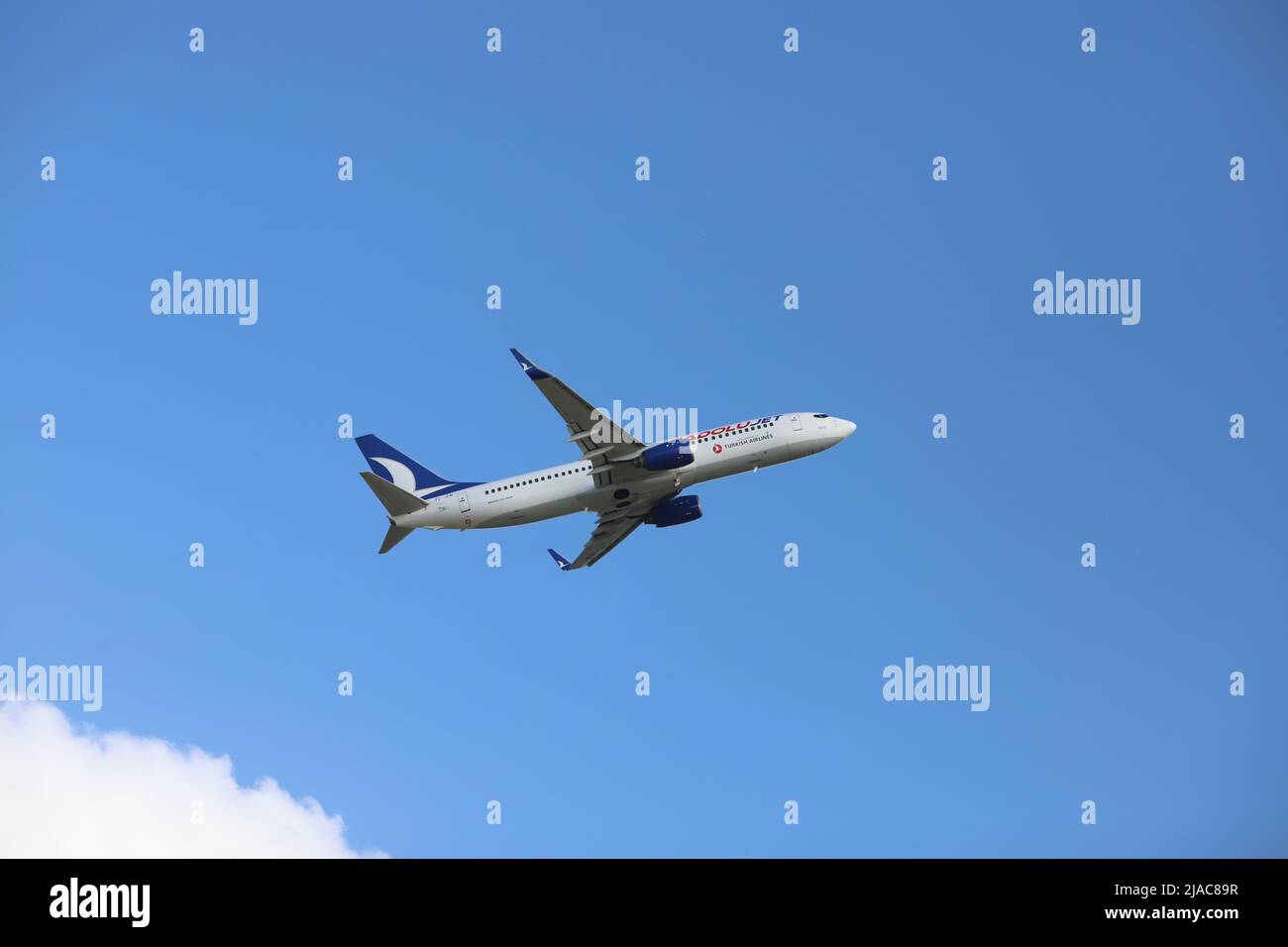 Startendes Flugzeug Anadolujet TC-JFM Boeing 737-800. * Ascending Airplane Anadolujet TC-JFM Boeing 737-800. Credit: Aviation Moments / Alamy Stock Ph Stock Photo
