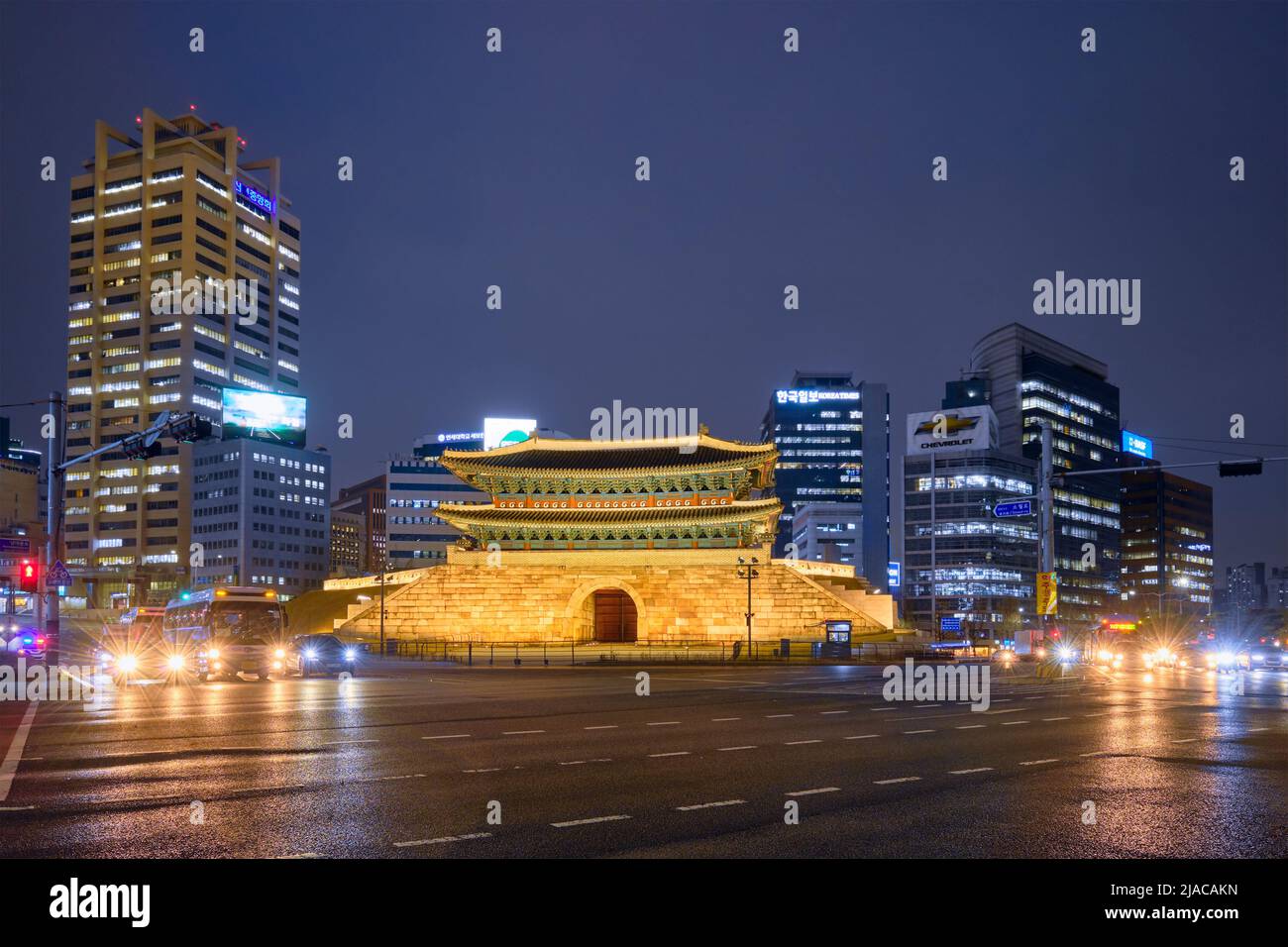 Namdaemun Gate Sungnyemun with city traffic, Seoul, South Korea Stock Photo