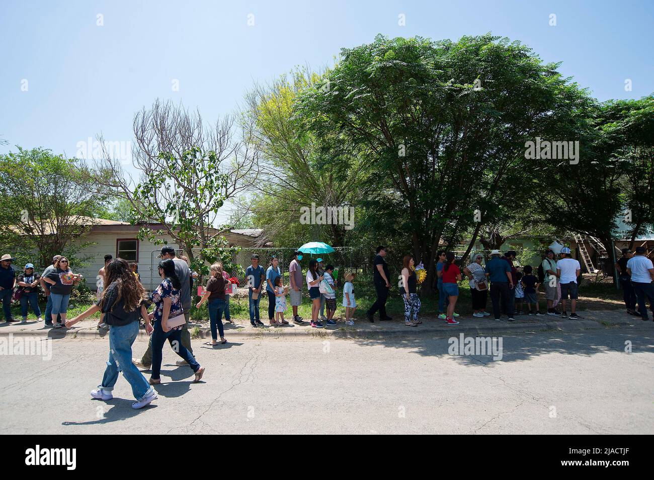Robb Elementary School. 29th May, 2022. Residents stand in line to give their respects to the 19 children killed in the mass shooting at Robb Elementary School. Uvalde, Texas. Mario Cantu/CSM/Alamy Live News Stock Photo