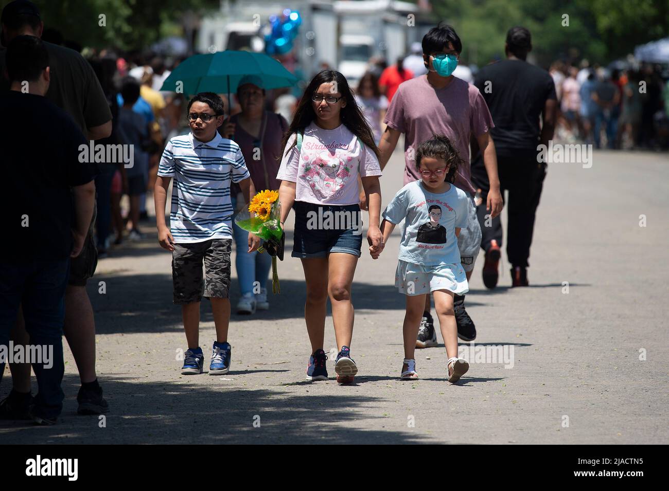Robb Elementary School. 29th May, 2022. Residents stand in line to give their respects to the 19 children killed in the mass shooting at Robb Elementary School. Uvalde, Texas. Mario Cantu/CSM/Alamy Live News Stock Photo