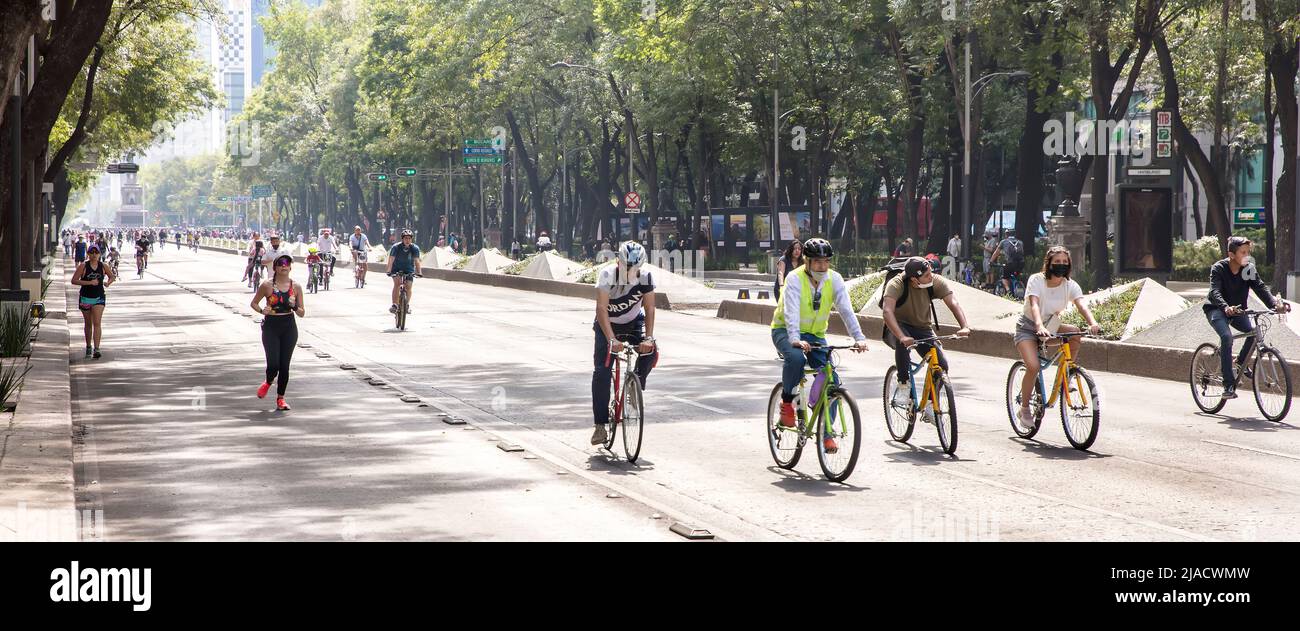 Cyclists and joggers on Mexico City's Avenida Paseo de la Reforma avenue when it is closed to motor traffic on Sunday afternoons Stock Photo