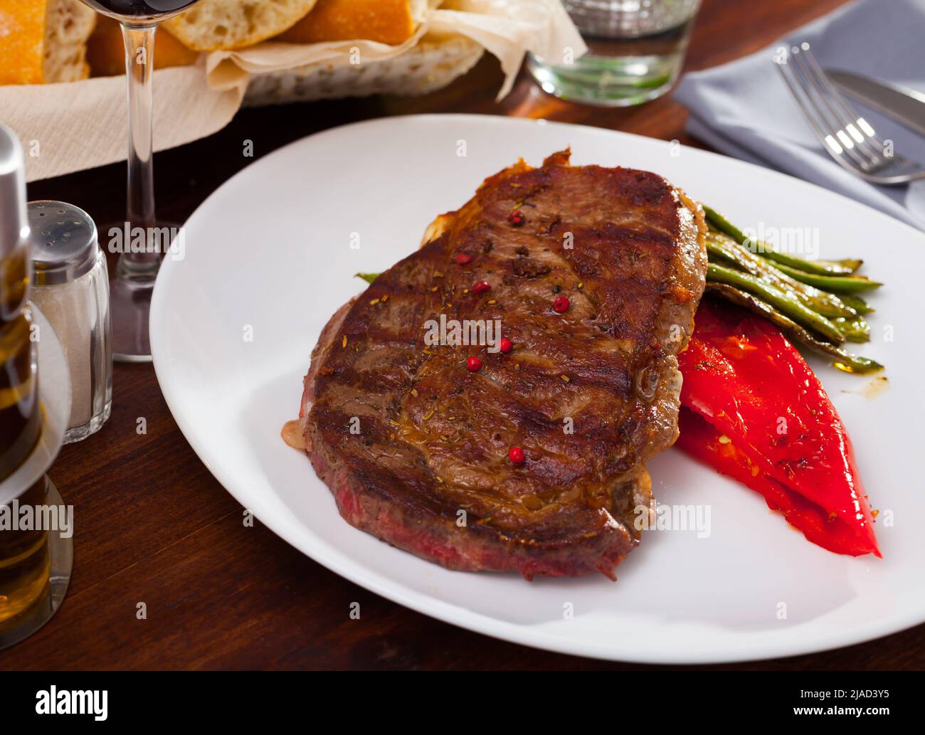 Beef entrecote with string beans and bell pepper Stock Photo Alamy