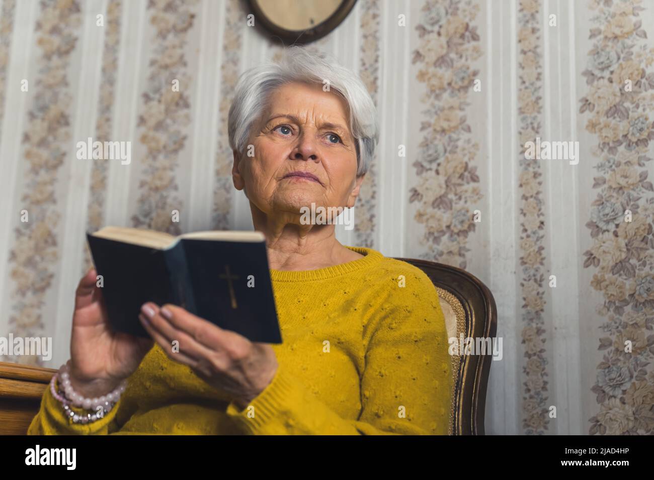 Older indian woman portrait hi-res stock photography and images - Alamy