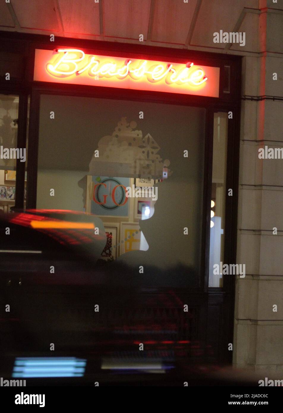 Langan’s brasserie restaurant in London has put the face of the queen in all it’s windows due to the jubilee celebrations 30-5-2022 blitz pictures Stock Photo