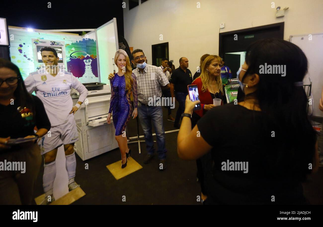 Valencia, Carabobo, Venezuela. 29th May, 2022. Mayo 29, 2022. Personas se hacen fotos con una imagen de la cntante colombianae Shakira, mientras visitan los stand comerciales de la expo Fedecamaras Carabobo, realizada del 27 al 29 de mayo, en las del hotel Hesperia, en la ciudad de Valencia, estado Carabobo. Foto: Juan Carlos Hernandez (Credit Image: © Juan Carlos Hernandez/ZUMA Press Wire) Stock Photo