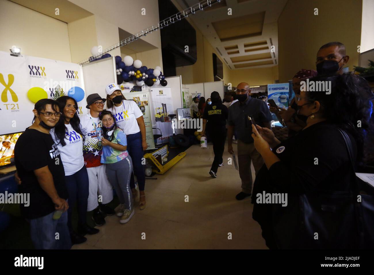 Valencia, Carabobo, Venezuela. 29th May, 2022. Mayo 29, 2022. Personas se hacen fotografias en la exhibiÃ³n de Familia T21 (una organizacion de niÃ±os con sindrome de down ) mientras visitan los distintos stand comeciales de la expo Fedecamaras Carabobo, realizada del 27 al 29 de mayo, en las del hotel Hesperia, en la ciudad de Valencia, estado Carabobo. Foto: Juan Carlos Hernandez (Credit Image: © Juan Carlos Hernandez/ZUMA Press Wire) Stock Photo