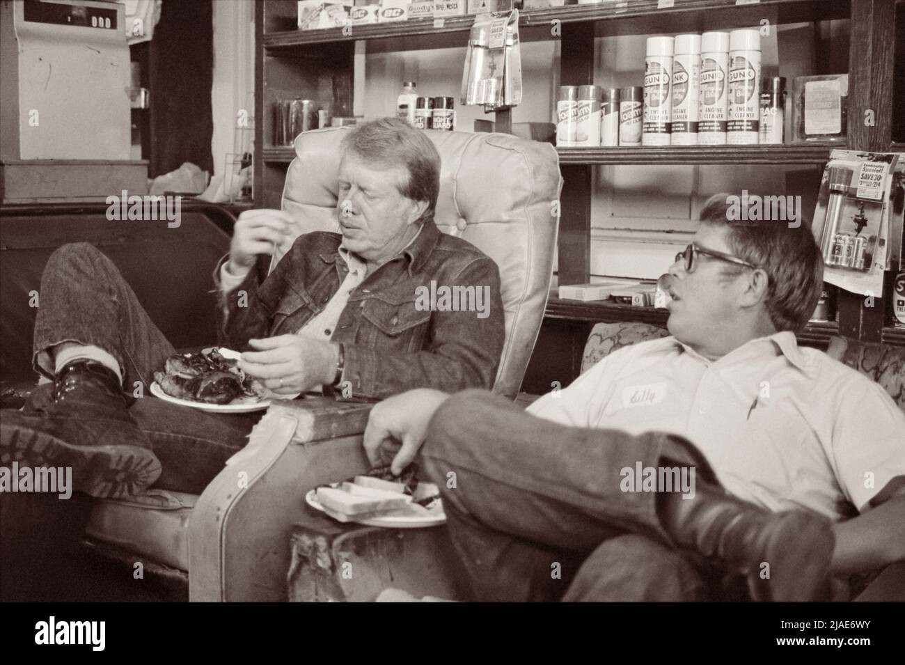 Jimmy Carter eating with his brother, Billy Carter, during a campaign stop at his Billy's gas station in their hometown of Plains, Georgia on September 10, 1976. (USA) Stock Photo