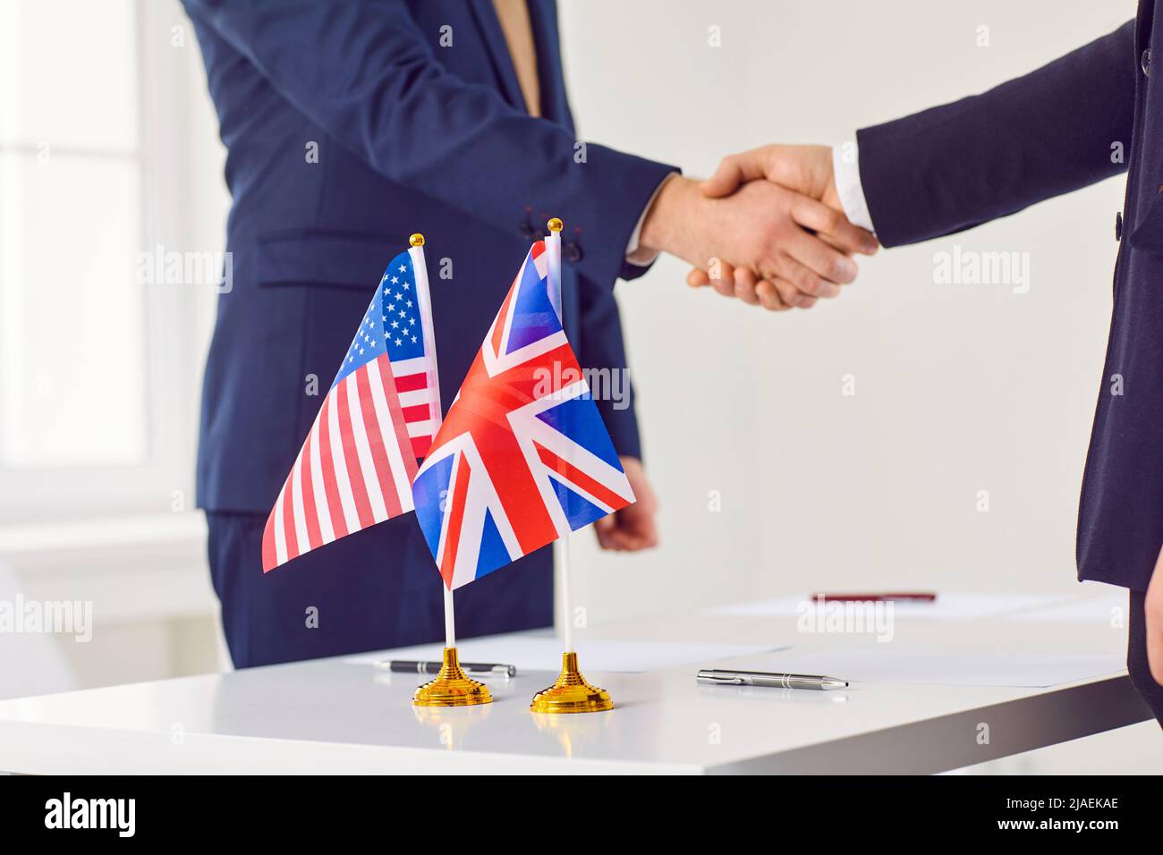 Diplomats from USA and UK meet for negotiations, reach trade agreement and shake hands Stock Photo