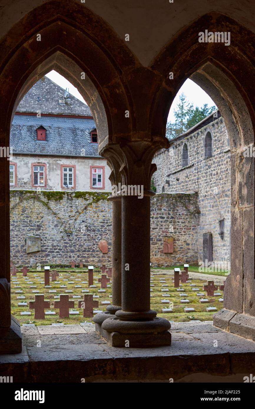 Kloster Arnsburg, Blick aus dem Kreuzgang auf den Kriegsopferfriedhof, Lich, Wetterau, Hessen, Deutschland Stock Photo
