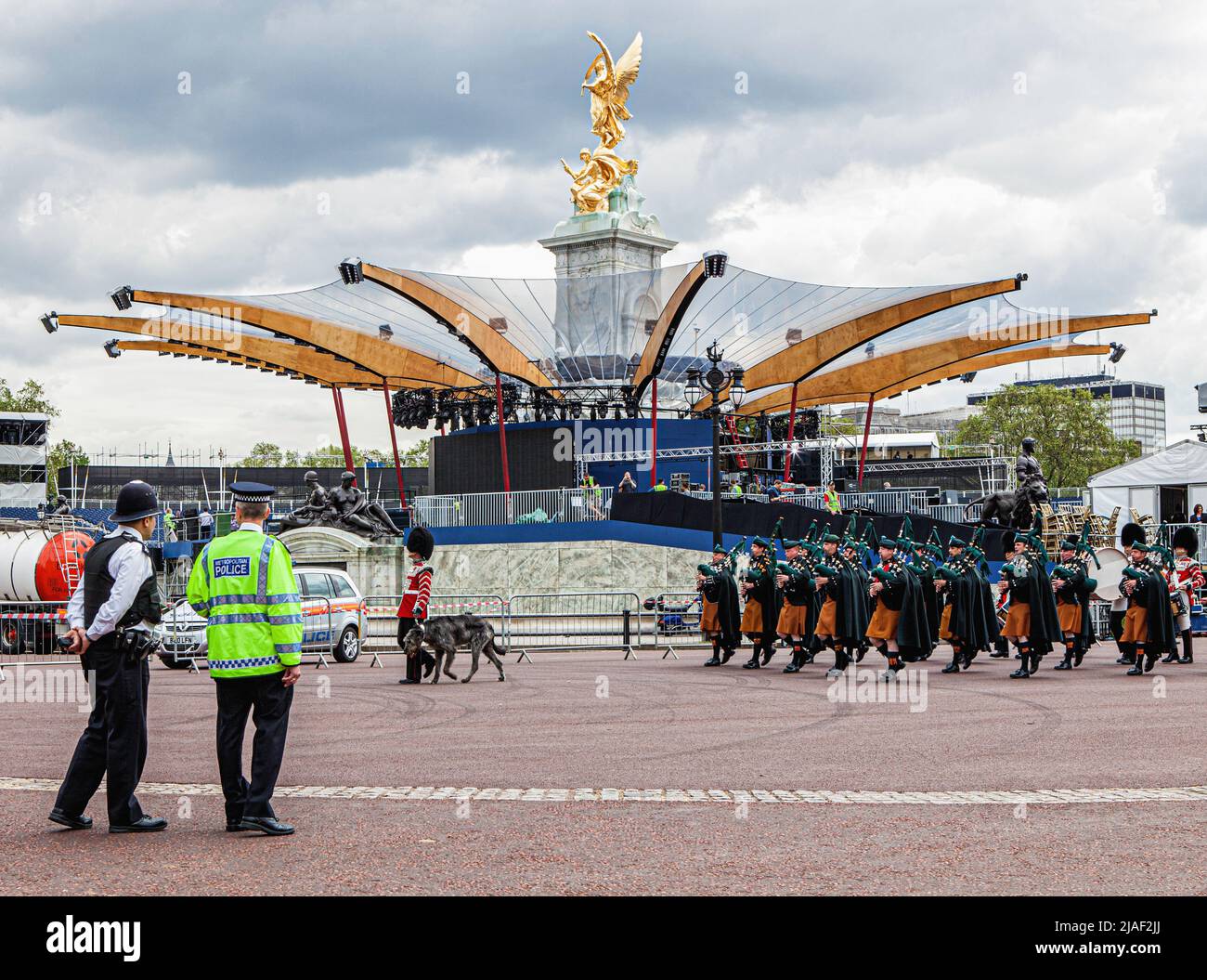 UK, London - 1st June 2012: Stage for Jubilee concert next to golden Queen Victoria memorial. Preparations are underway for the weekend celebrations. A huge crowd is expected to celebrate the Diamond Jubilee of Her Majesty, Queen Elizabeth II Stock Photo