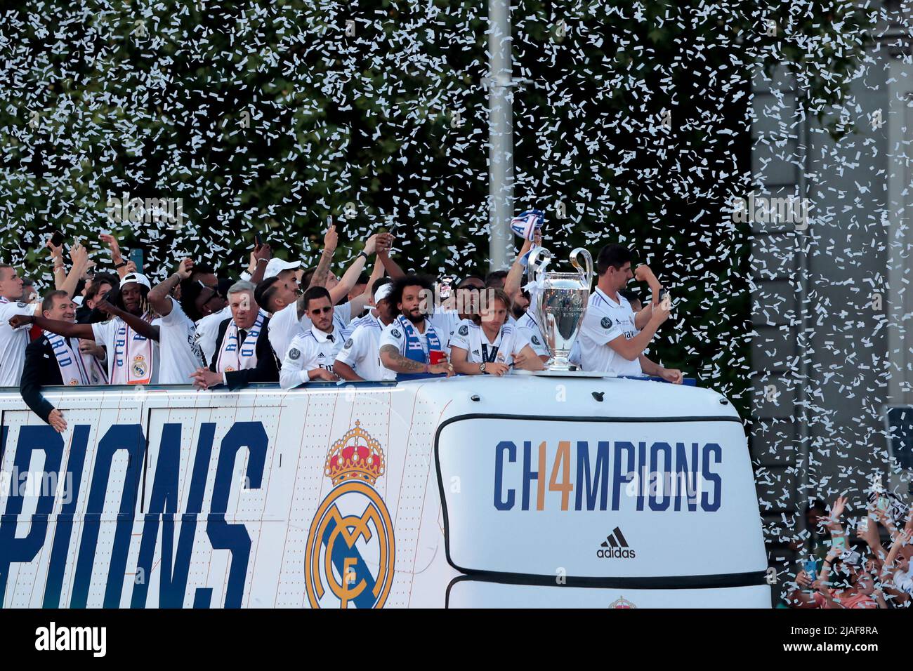 Madrid, Spain; 29.05.2022.- Real Madrid celebrates its 14th Champions  League with Marcelo, captain of the team, placing the team's flag and scarf  at Cibeles in front of thousands of fans. Photo: Juan