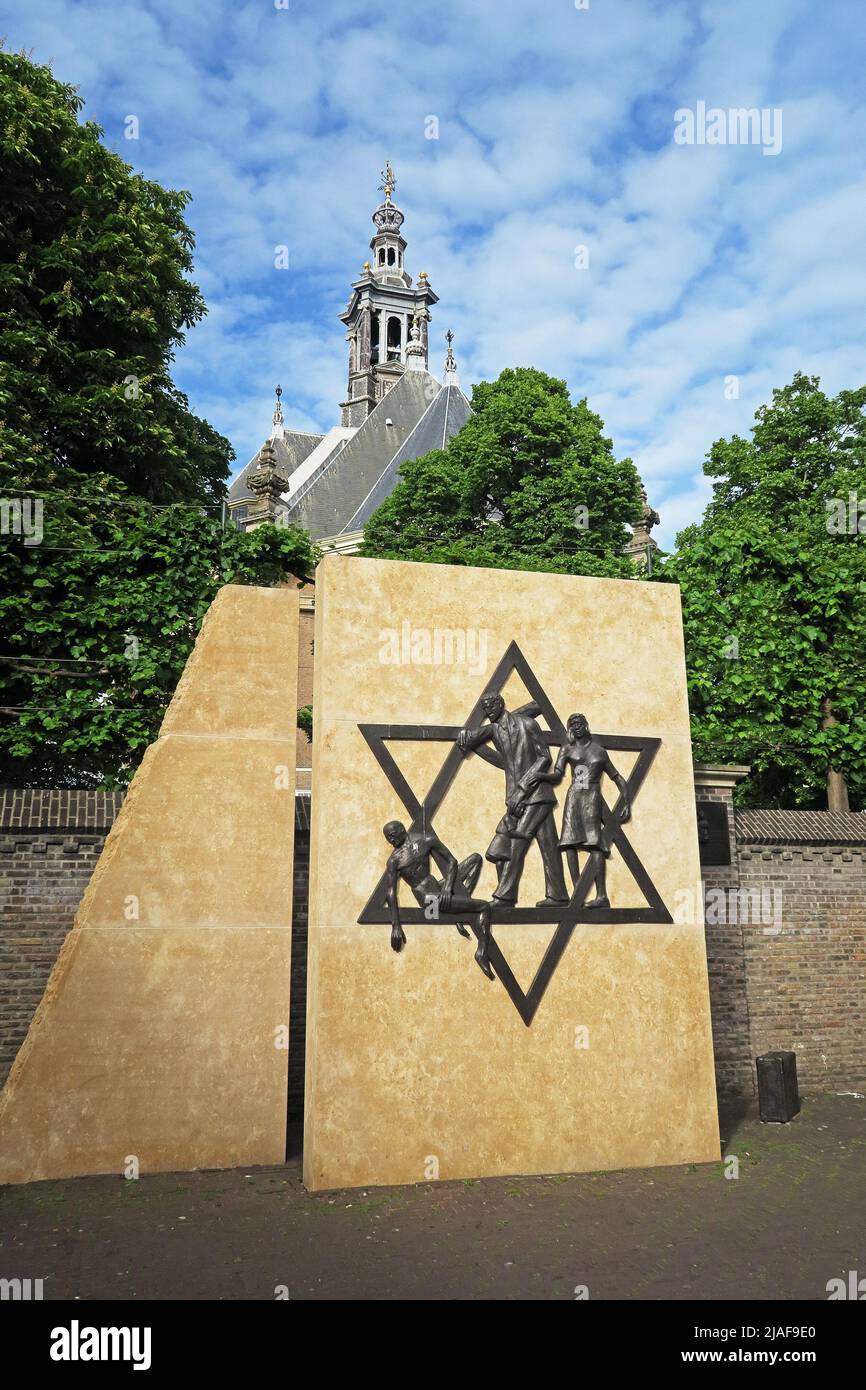 den haag, netherlands - 2022-05-21:  jewish monument on rabbijn maarsenplein – background: nieuwe kerk --  [credit: joachim affeldt - larger format av Stock Photo