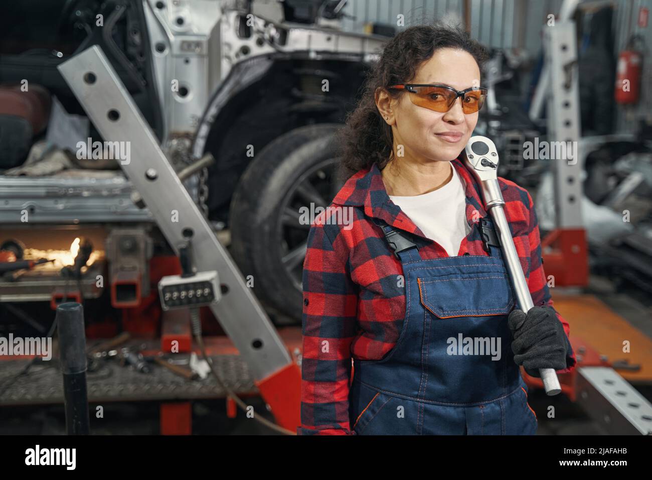 Auto mechanic torque wrench hi-res stock photography and images - Alamy