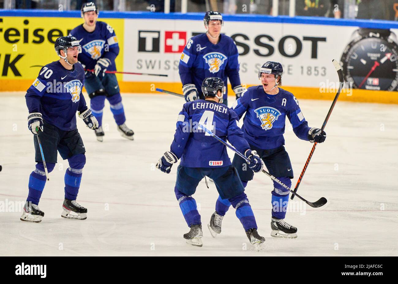 Team Finland celebrate the 2-1 of Mikael Granlund FIN Nr. 64   scores, shoots goal , Tor, Treffer, Torschuss,  in the match FINLAND - CANADA 4-3 after sudden death IIHF ICE HOCKEY WORLD CHAMPIONSHIP final in Tampere, Finland, May 29, 2022,  Season 2021/2022 © Peter Schatz / Alamy Live News Stock Photo