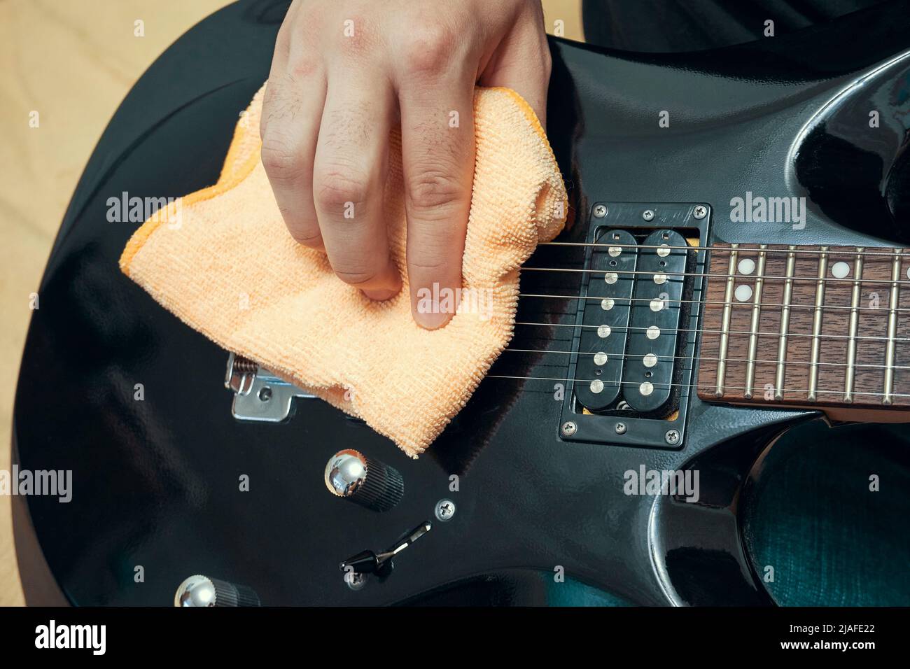 Cleaning the electric guitar. Musical instrument care. Proper guitar
