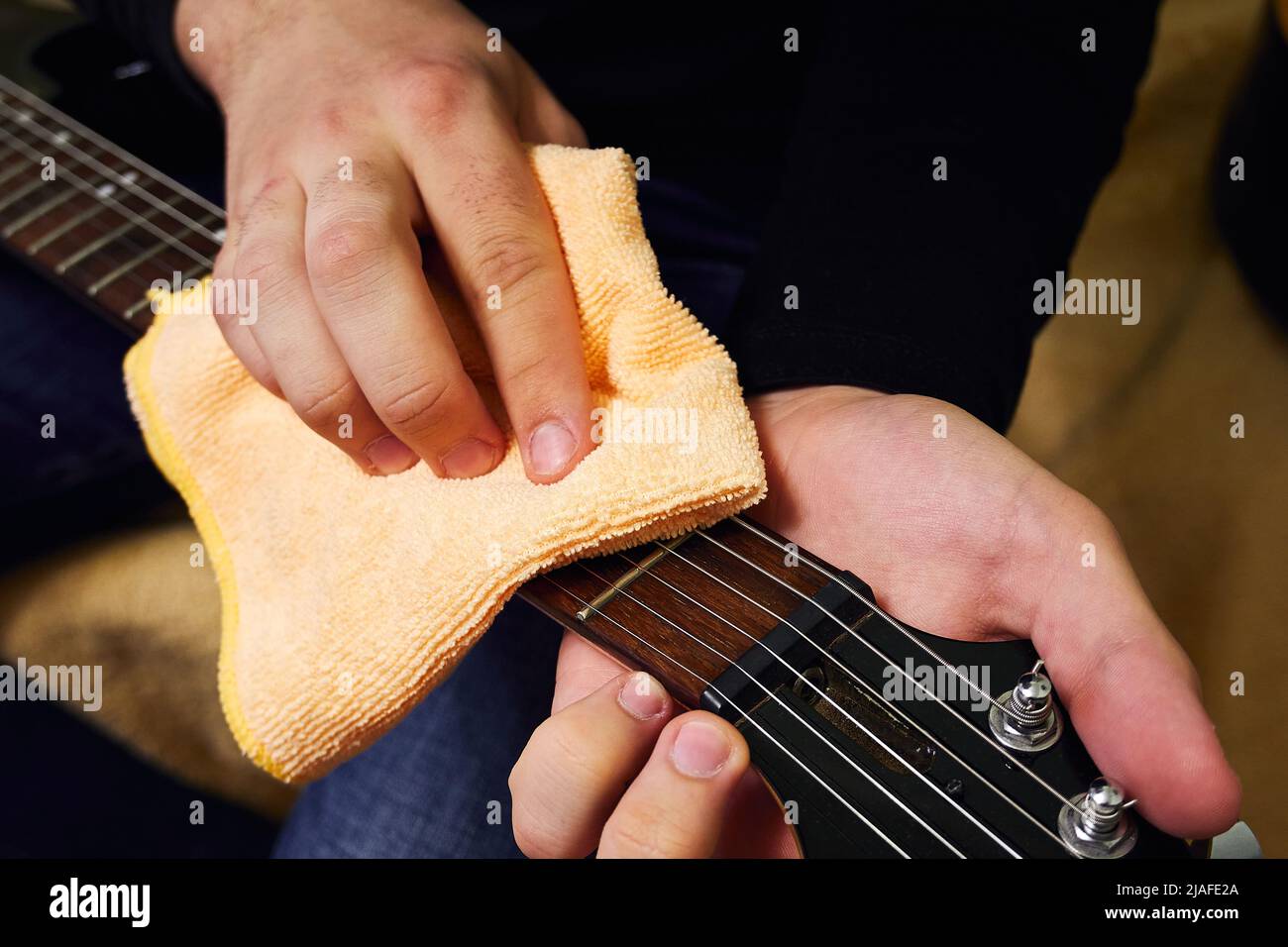 Maintenance of musical instruments. Cleaning the fretboard and guitar