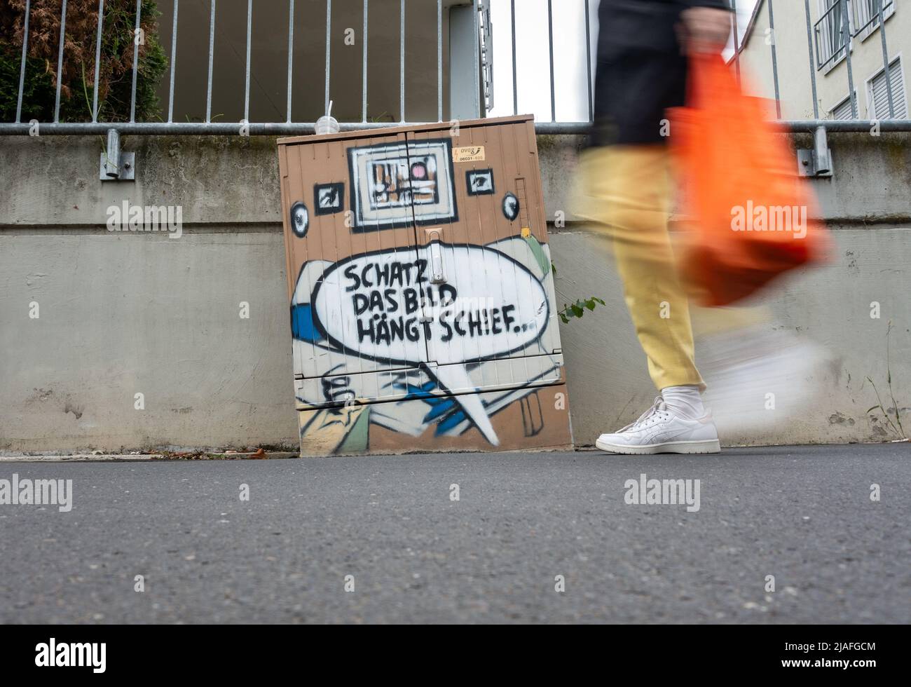 Bad Vilbel, Germany. 30th May, 2022. "Honey, the picture is crooked" is