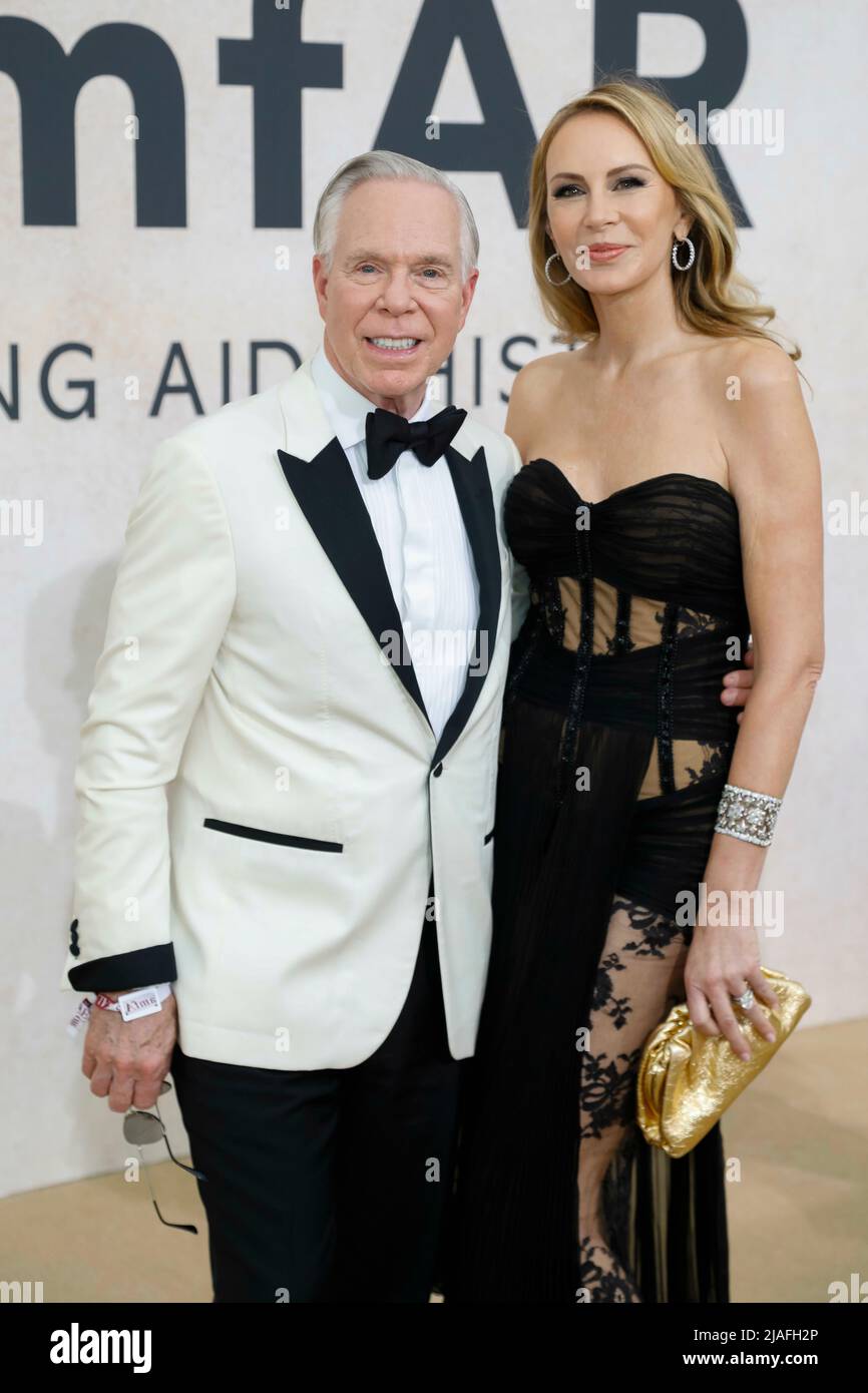 Tommy Hilfiger and Dee Ocleppo Hilfiger attend the amfAR Gala Cannes 2022  during the 75th Cannes Film Festival, Festival de Cannes, at Hotel du  Cap-Eden-Roc in Cap d'Antibes, France, on 26 May