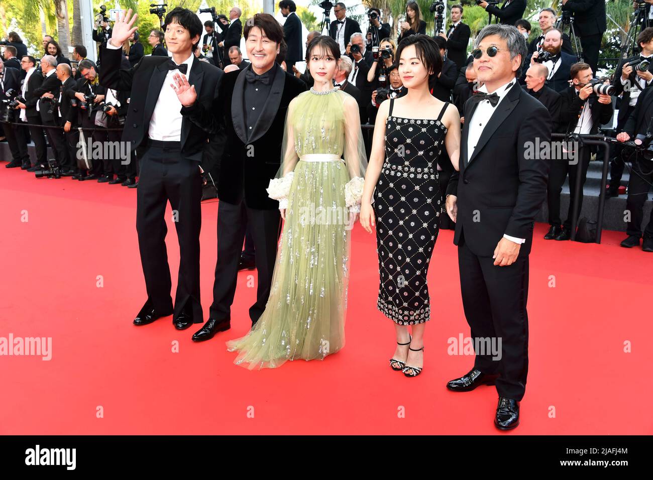 Hirokazu Koreeda (l-r), Joo-Young Lee, Hee-jin Choi, Kang-Ho Song and Dong-won Gang attend the closing ceremony of the 75th Cannes Film Festival at Palais des Festivals in Cannes, France, on 28 May 2022. Stock Photo