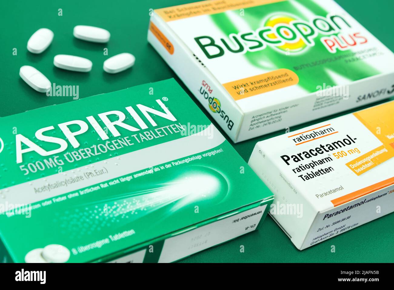 Medikamente mit Aspirin, Paracetamol und Buscopan mit Verpackungen und