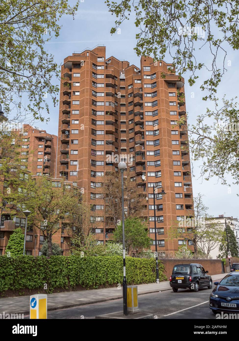 Tower block uk 1970s hi-res stock photography and images - Alamy