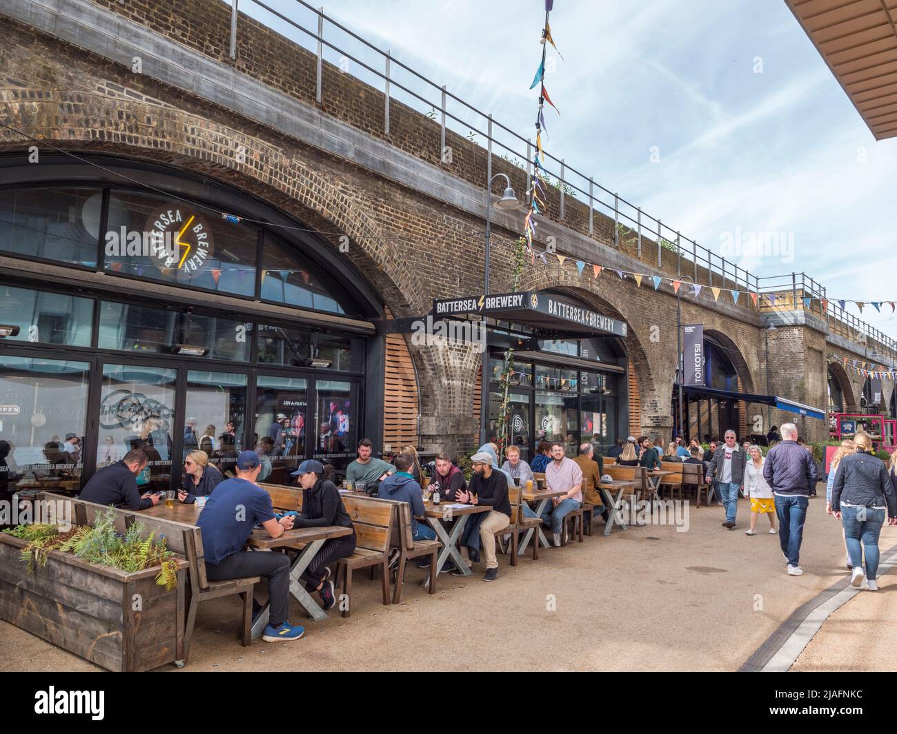General view of tables outside the Battersea Brewery on Arches Lane (under the Grosvenor Railway Bridge), Battersea, Wandsworth, South London, UK. Stock Photo